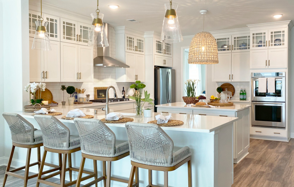 Große Maritime Küche mit weißen Schränken, Küchenrückwand in Weiß, Rückwand aus Metrofliesen, Küchengeräten aus Edelstahl, Kücheninsel und weißer Arbeitsplatte in Charleston