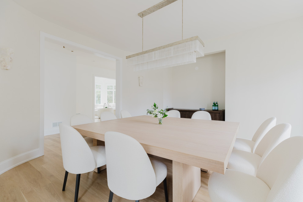 Modern Dining Room with Elegant Decor and Bright Natural Lighting