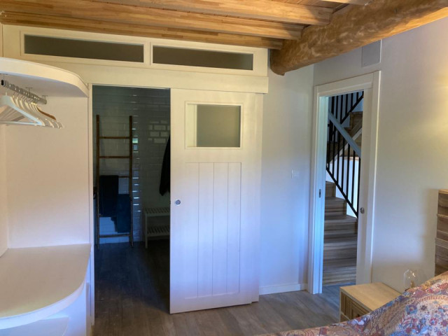 Acceso ba&ntilde;o dormitorio country-bedroom