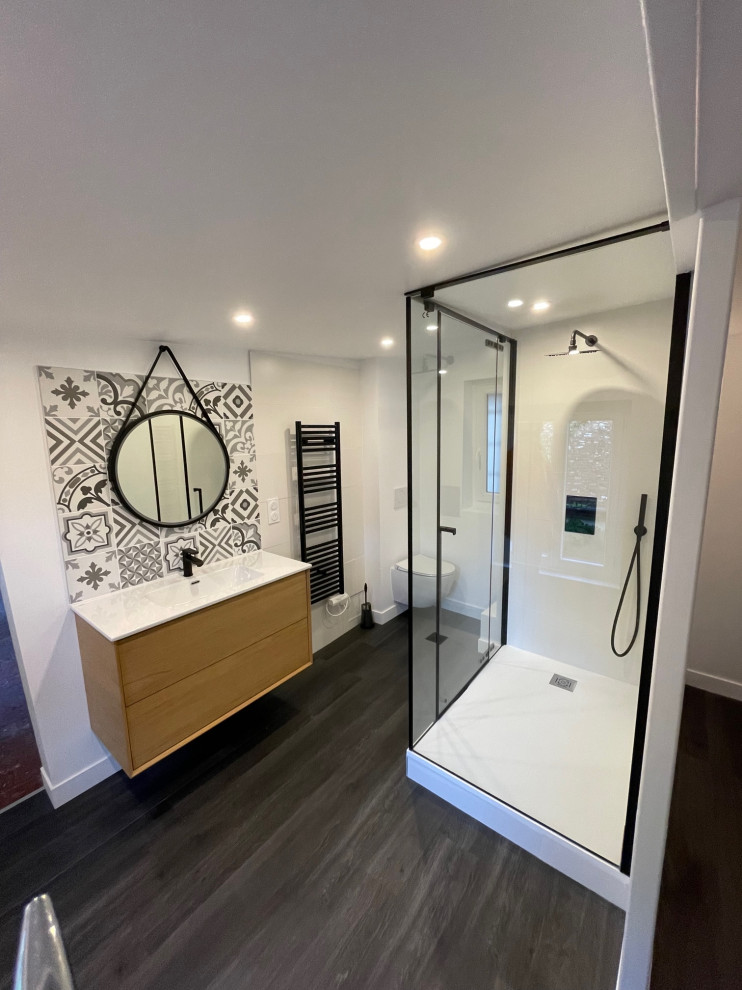 Источник вдохновения для домашнего уюта: главная ванная комната среднего размера в стиле модернизм с угловым душем, белыми стенами и подвесной раковиной