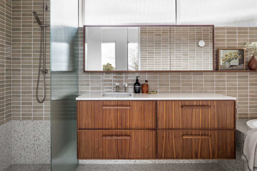 Foto de cuarto de baño contemporáneo de tamaño medio con ducha abierta, baldosas y/o azulejos de cemento y suelo de terrazo