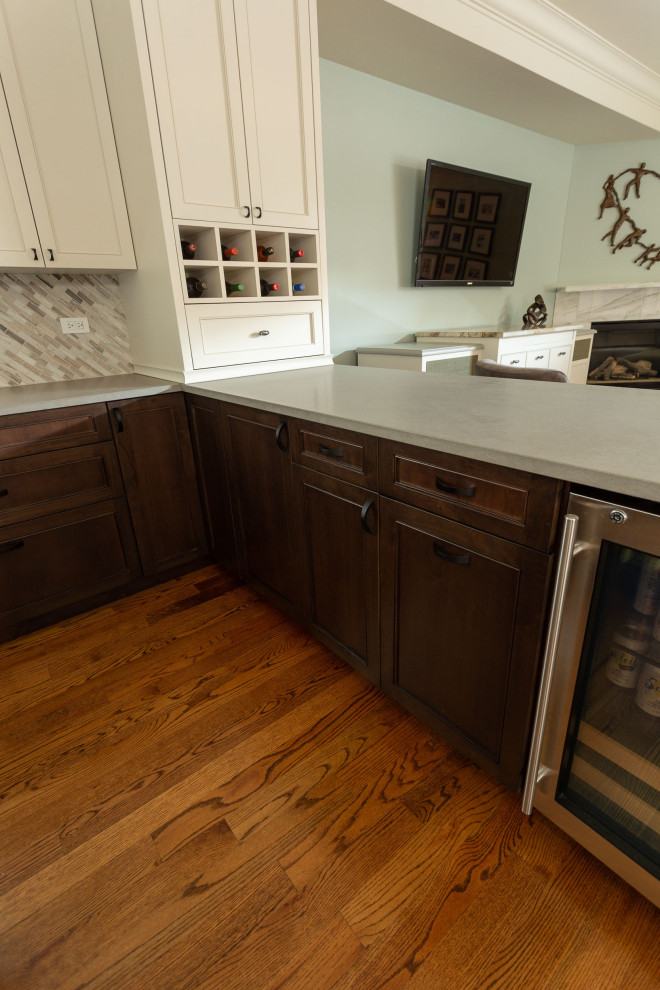 Klassisk inredning av ett stort flerfärgad flerfärgat kök, med en rustik diskho, luckor med profilerade fronter, vita skåp, marmorbänkskiva, beige stänkskydd, stänkskydd i marmor, rostfria vitvaror, mellanmörkt trägolv, en köksö och brunt golv