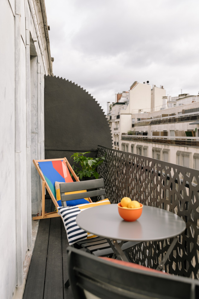 Exemple d'un petit balcon tendance avec des solutions pour vis-à-vis, aucune couverture et un garde-corps en métal.