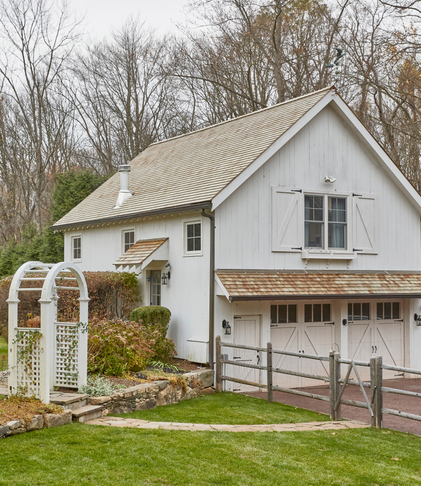 Example of a cottage exterior home design in New York