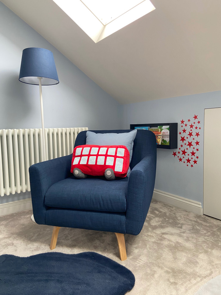Esempio di una cameretta per neonato con pareti blu, moquette e pavimento beige