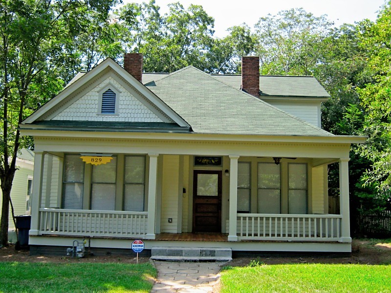 Photo of a traditional exterior in Atlanta.