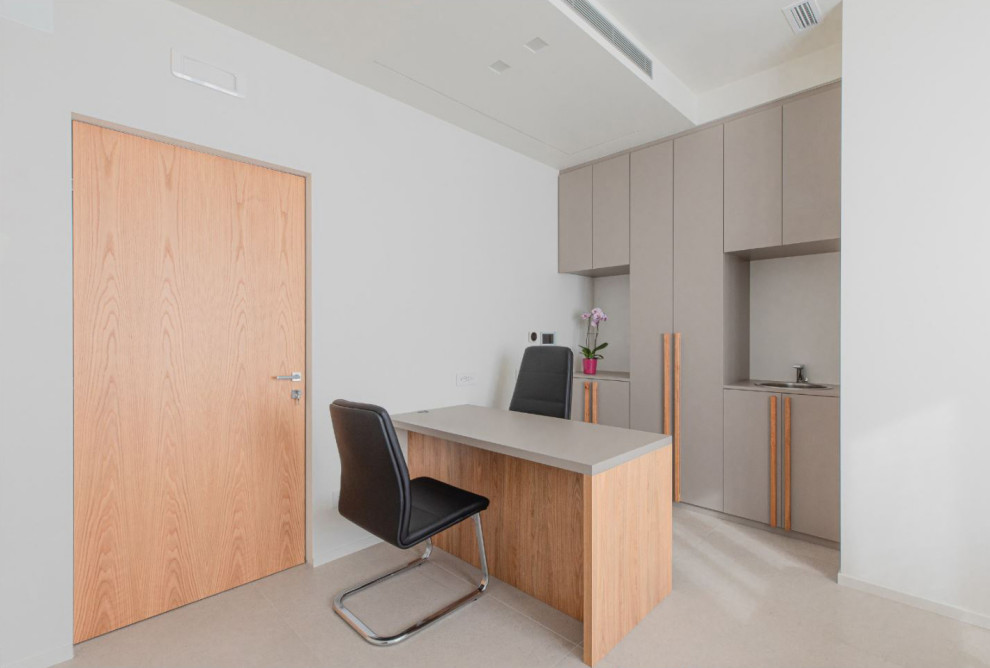 Mittelgroßes Modernes Arbeitszimmer mit Studio, weißer Wandfarbe, Porzellan-Bodenfliesen, freistehendem Schreibtisch, grauem Boden und eingelassener Decke in Sonstige