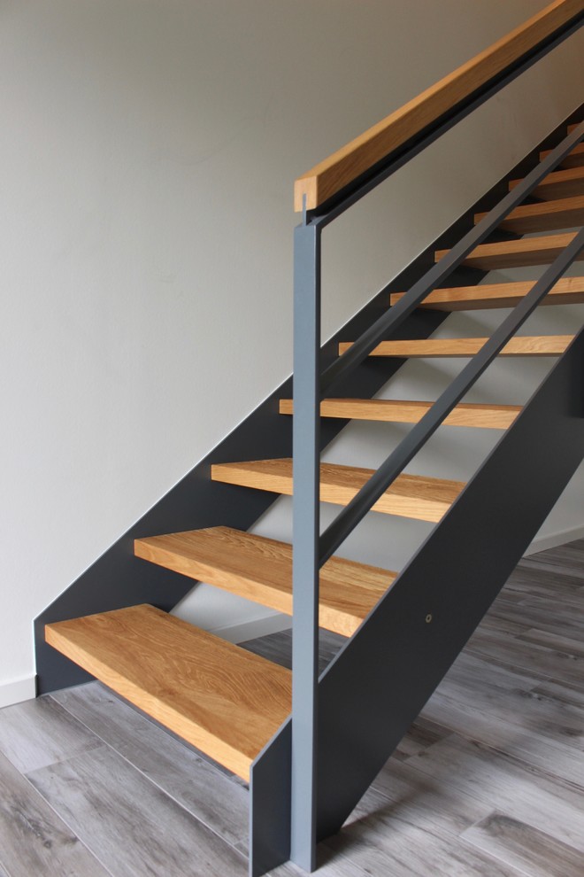 Exempel på en stor modern trappa i trä