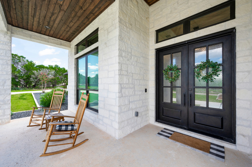 Transitional entryway photo in Austin