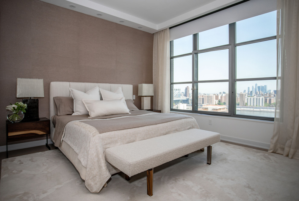 Mittelgroßes Modernes Hauptschlafzimmer ohne Kamin mit bunten Wänden, braunem Holzboden und buntem Boden in New York