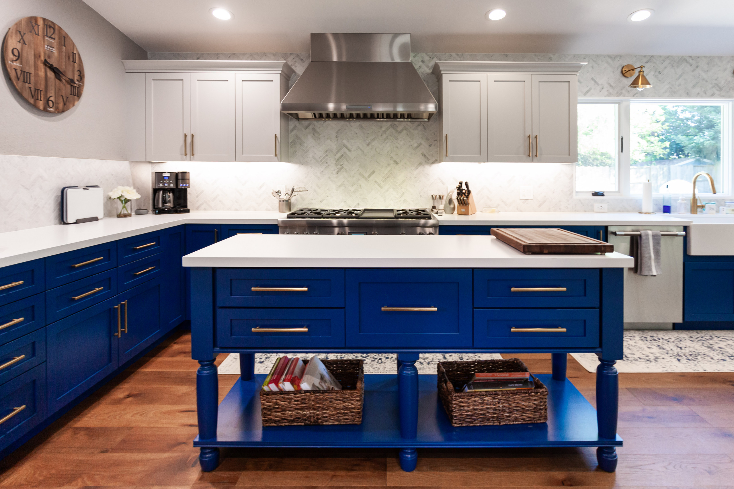 Stunning Kitchen w Blue Island