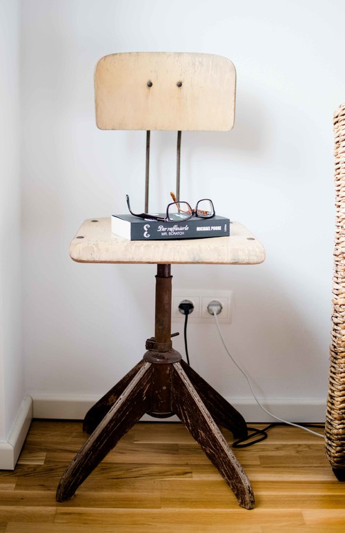 Holzstuhl Als Nachttisch - minimalistisches Interieur