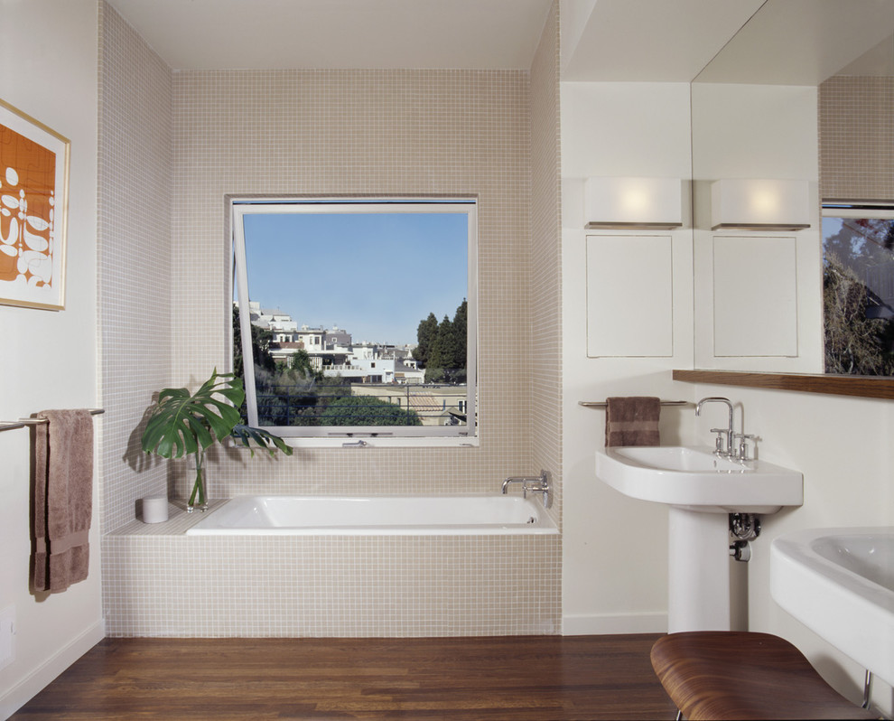 Photo of a modern bathroom in San Francisco with a pedestal sink.