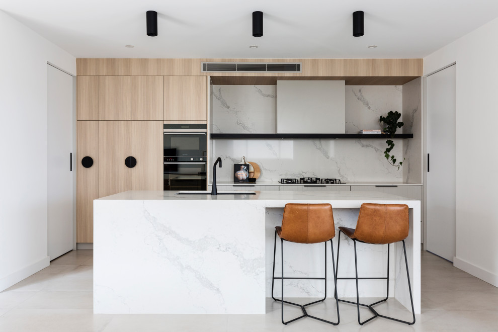 Inspiration för ett mycket stort, avskilt funkis flerfärgad flerfärgat parallellkök, med en köksö, en undermonterad diskho, släta luckor, skåp i ljust trä, marmorbänkskiva, flerfärgad stänkskydd, stänkskydd i marmor och beiget golv