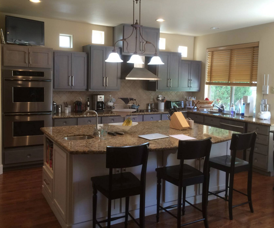 Example of a mid-sized trendy l-shaped eat-in kitchen design with an undermount sink, shaker cabinets, gray cabinets, beige backsplash, stainless steel appliances and an island