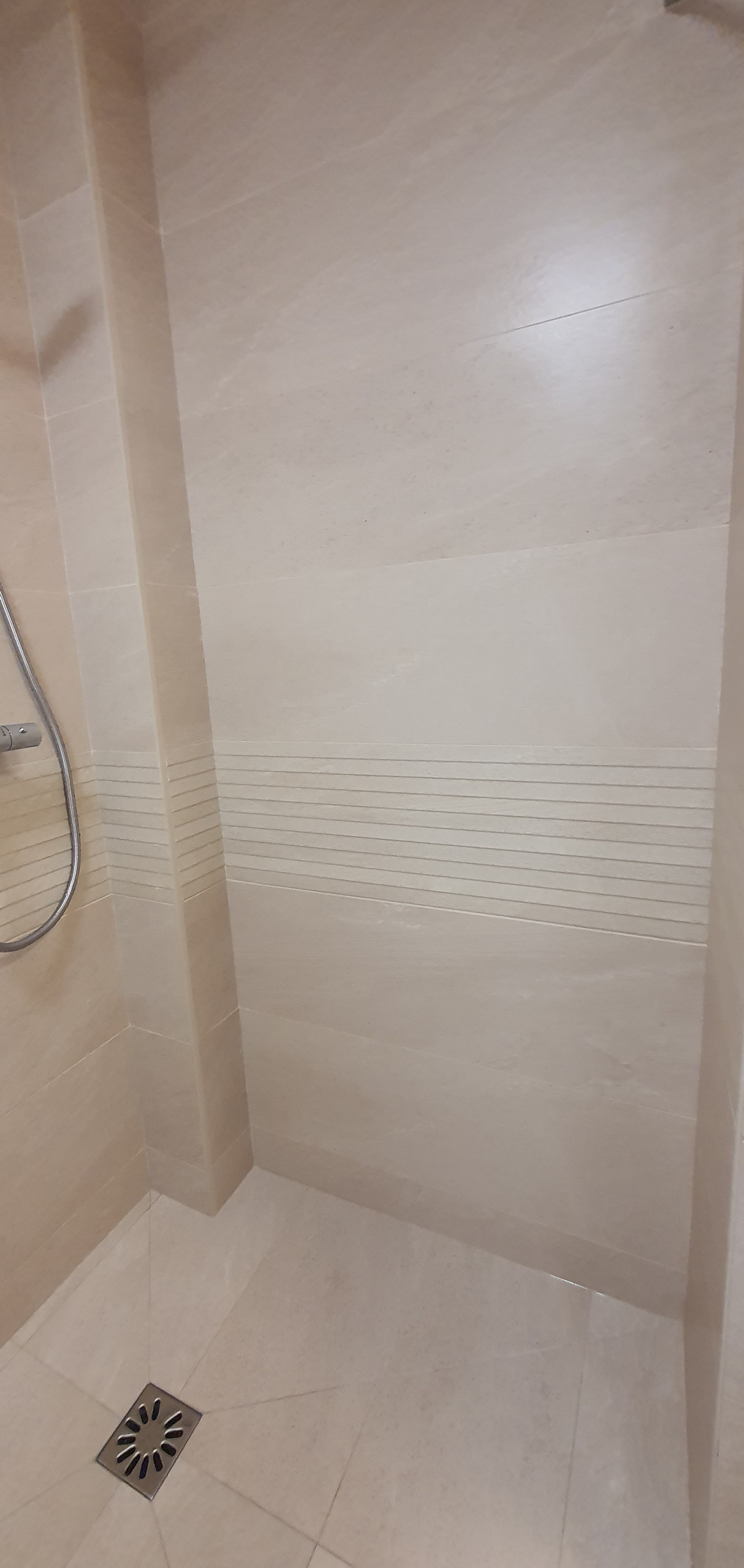 Salle de bain beige et rose, bois