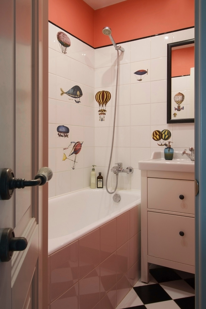 Esempio di una piccola stanza da bagno con piastrelle multicolore, piastrelle in ceramica, pareti rosa e pavimento con piastrelle in ceramica