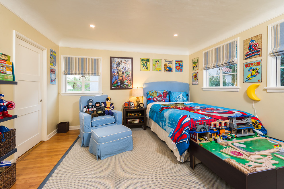 Inspiration for a traditional kids' room for boys in Los Angeles.