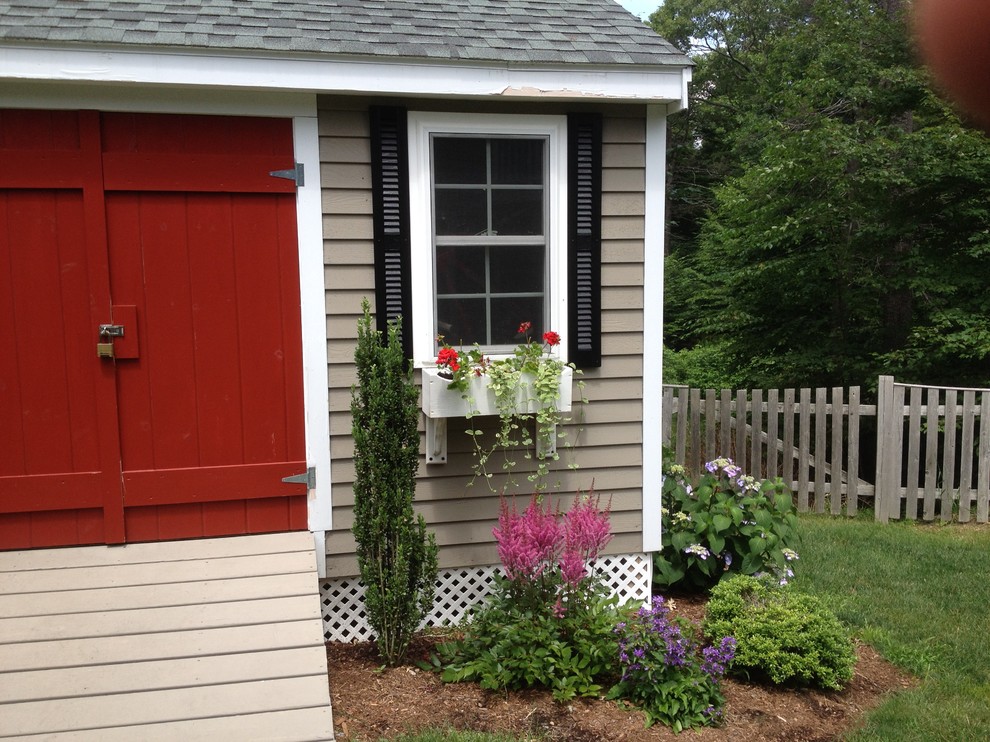 Mid-sized traditional detached garden shed in Boston.