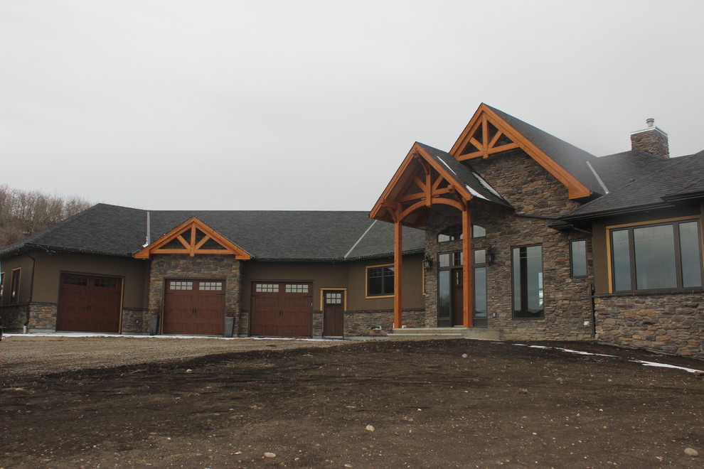 Example of a mountain style home design design in Calgary