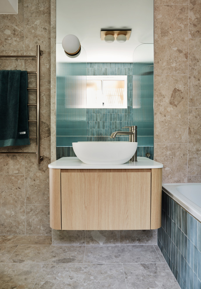 This is an example of a contemporary bathroom in Sydney.
