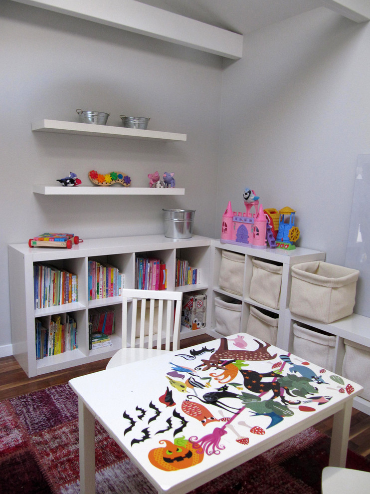 Photo of a transitional kids' room in Edmonton.