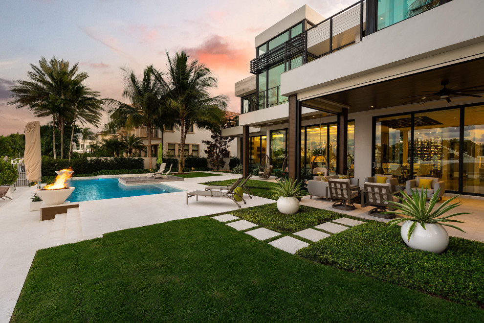Diseño de casa de la piscina y piscina infinita moderna extra grande a medida en patio trasero con suelo de baldosas