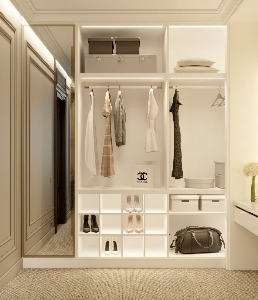 Свежая идея для дизайна: гардеробная комната среднего размера в современном стиле с открытыми фасадами, белыми фасадами, ковровым покрытием и бежевым полом для женщин - отличное фото интерьера