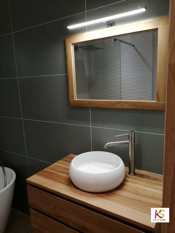 Bild på ett litet funkis en-suite badrum, med skåp i mörkt trä, ett platsbyggt badkar, en kantlös dusch, vit kakel, keramikplattor, gröna väggar, klinkergolv i keramik, ett nedsänkt handfat, träbänkskiva och beiget golv