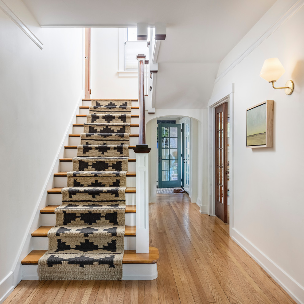 Eklektische Treppe mit Teppich-Setzstufen in Detroit