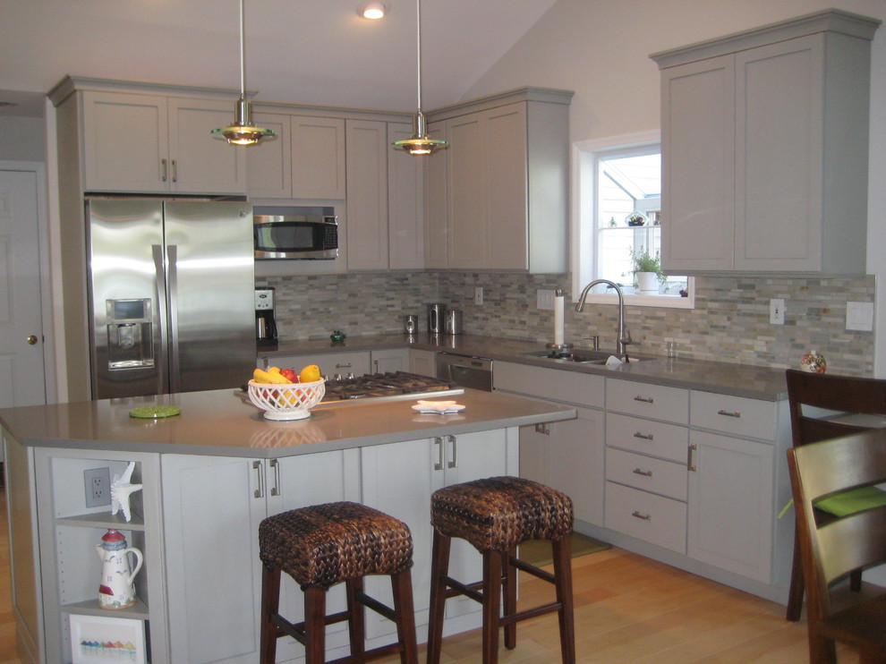 Example of a mid-sized transitional l-shaped light wood floor eat-in kitchen design in Cincinnati with a double-bowl sink, shaker cabinets, gray cabinets, quartz countertops, stainless steel appliances and an island