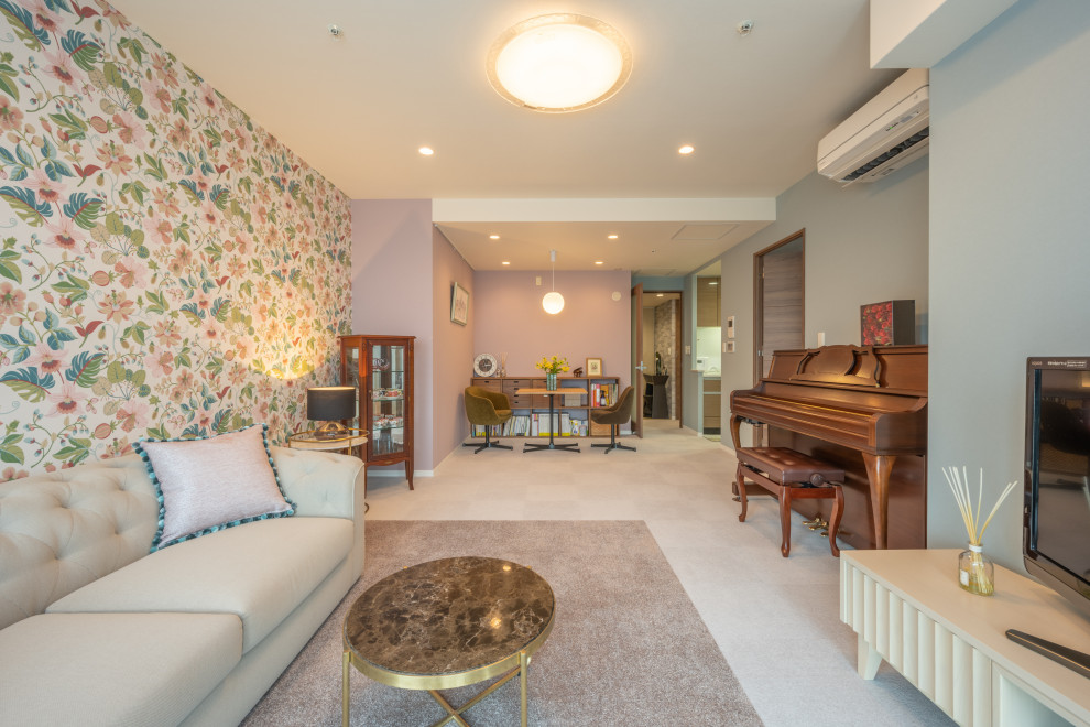 Esempio di un soggiorno chic di medie dimensioni e aperto con pareti rosa, moquette, TV autoportante, pavimento marrone, soffitto in carta da parati e carta da parati
