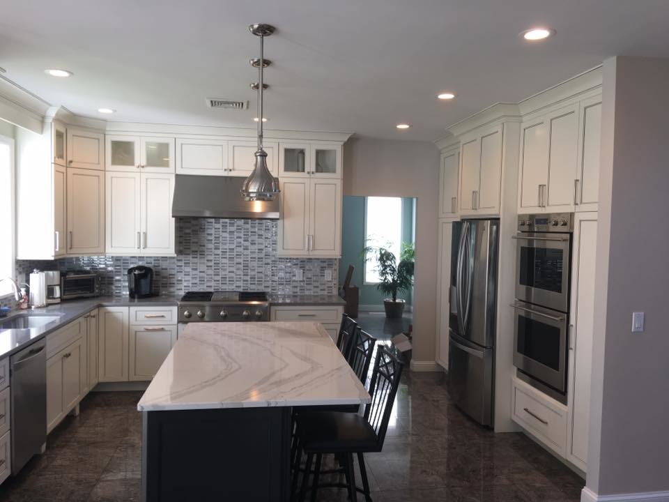 Kitchen - transitional kitchen idea in New York