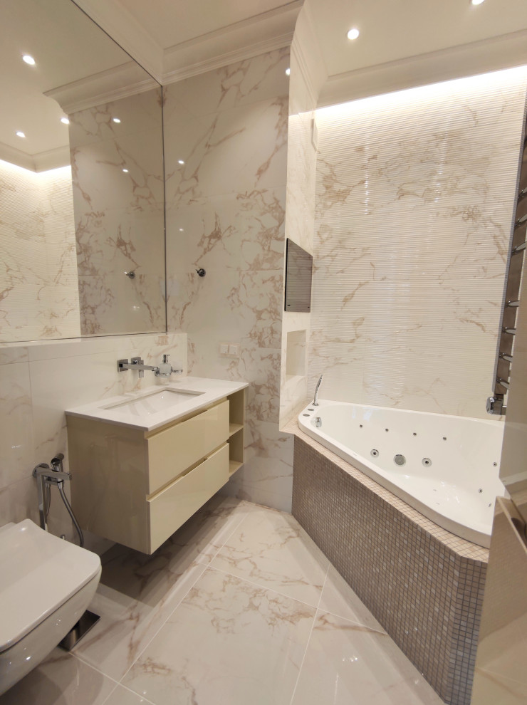 Идея дизайна: главная ванная комната среднего размера в классическом стиле с гидромассажной ванной, гигиеническим душем, бежевой плиткой и бежевыми стенами