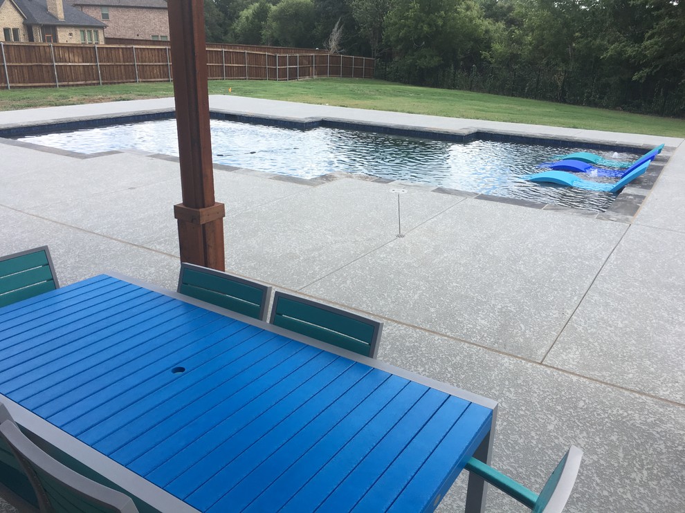 Photo of a modern pool in Dallas.