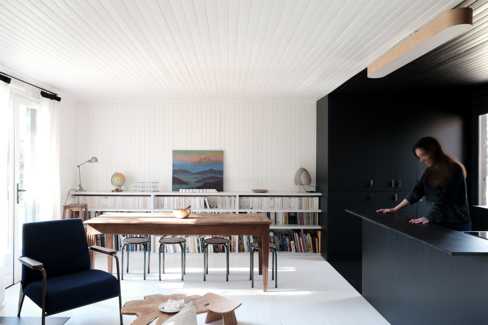 Idées déco pour une grande salle à manger contemporaine avec un mur noir, parquet clair, un poêle à bois, un sol blanc, un plafond en lambris de bois et du lambris.