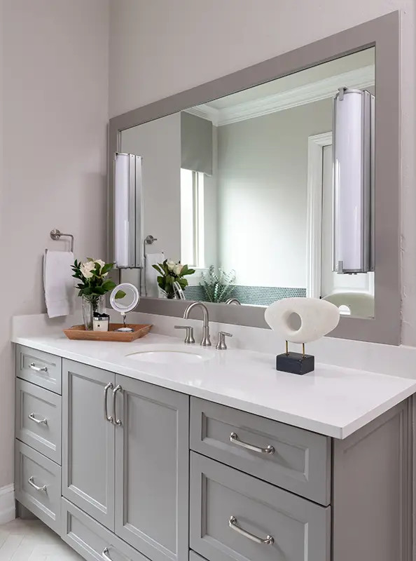 На фото: главная ванная комната в стиле неоклассика (современная классика) с серыми фасадами, серыми стенами, белым полом, белой столешницей, тумбой под одну раковину и встроенной тумбой с