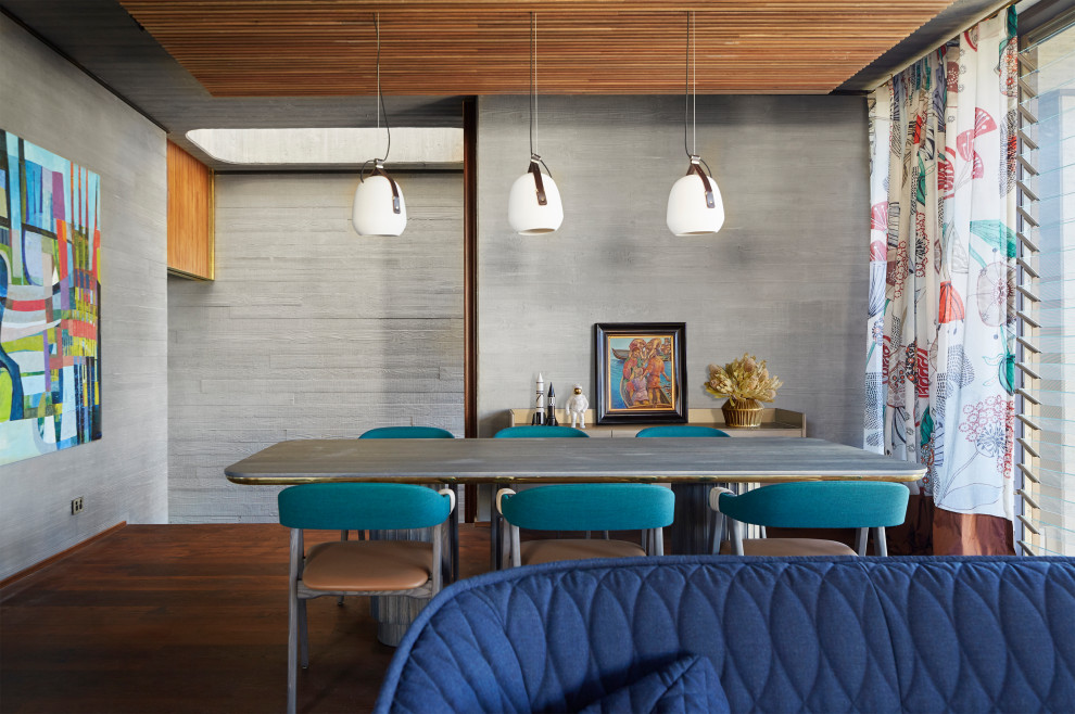 Cette image montre une salle à manger vintage de taille moyenne avec un mur gris, une cheminée double-face et un plafond en bois.