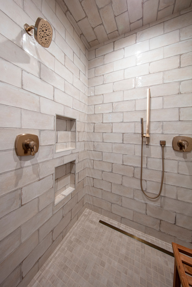 Immagine di una stanza da bagno padronale tradizionale di medie dimensioni con doccia ad angolo, piastrelle grigie e porta doccia a battente