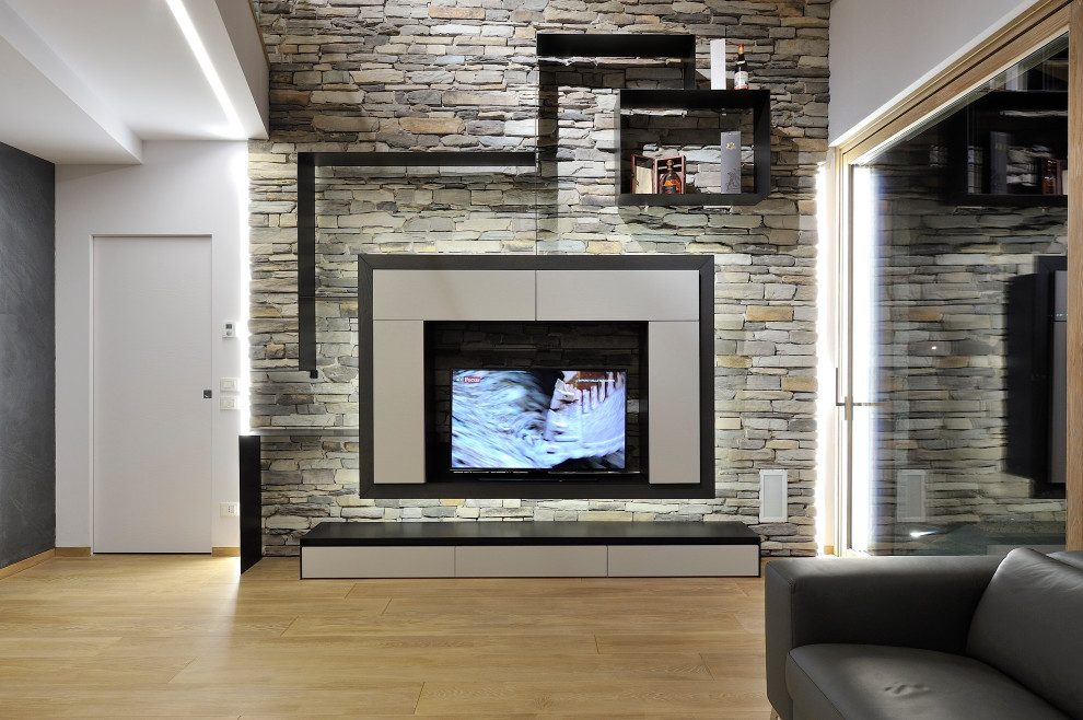 Mittelgroßes, Abgetrenntes Modernes Wohnzimmer mit TV-Wand in Sonstige