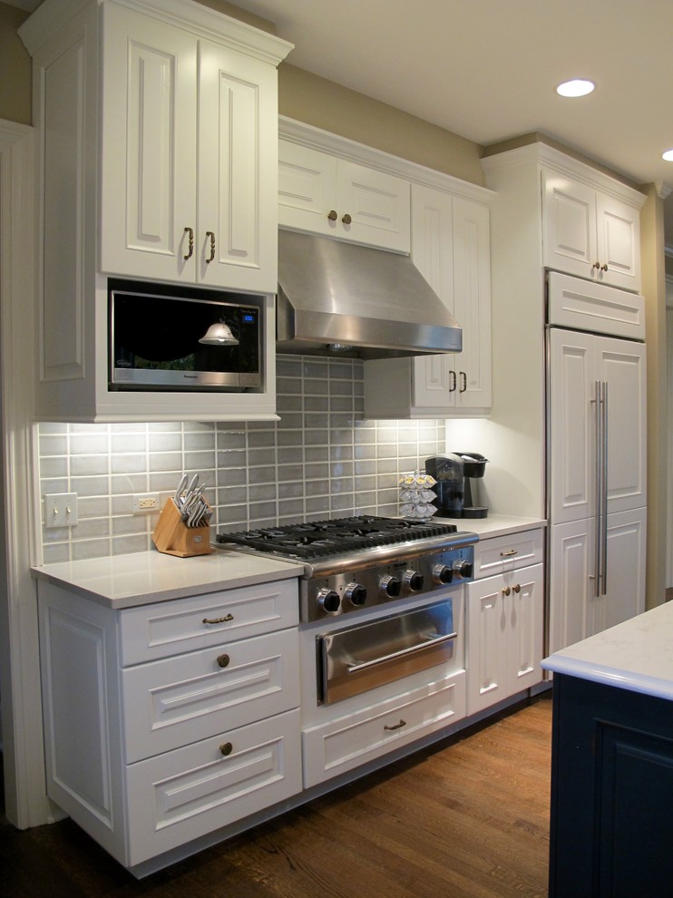 Example of a transitional kitchen design in Chicago