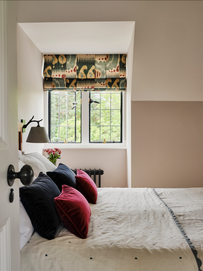 Cette photo montre une chambre d'amis chic avec un mur rose et parquet clair.