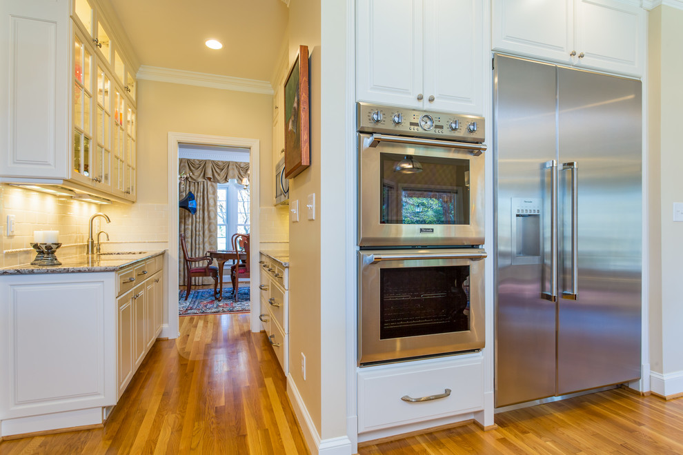 Kitchen - transitional kitchen idea in Raleigh