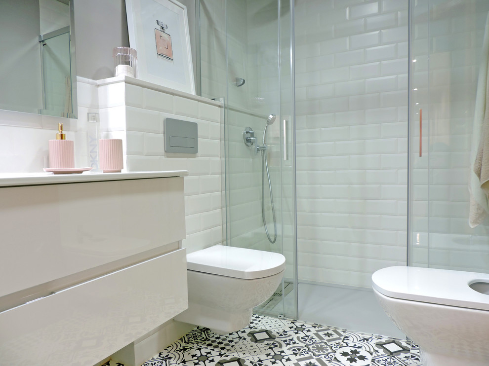 Идея дизайна: главная ванная комната среднего размера в стиле ретро с душем без бортиков, инсталляцией, серыми стенами, полом из мозаичной плитки, монолитной раковиной, серым полом, душем с раздвижными дверями, белой плиткой и плиткой кабанчик