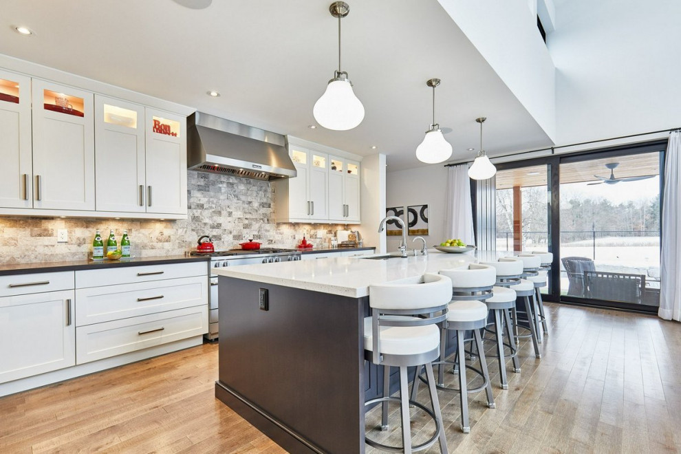 Transitional kitchen photo in Toronto