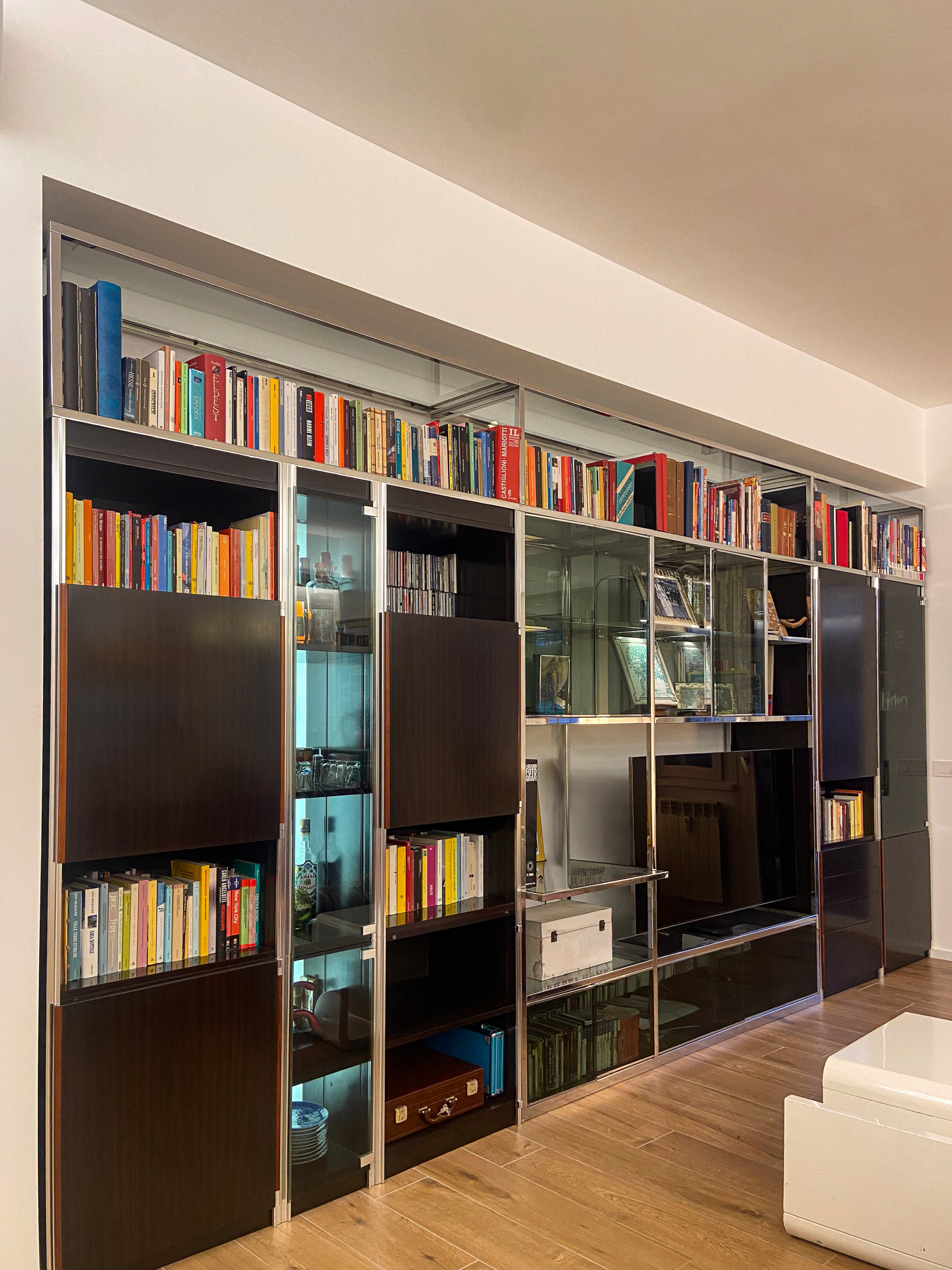 Quattro vetrate industriali nel living