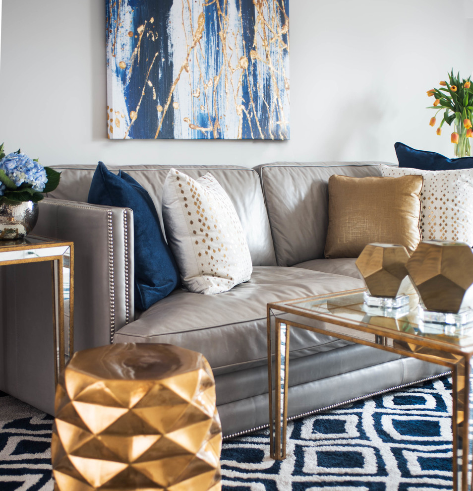 Example of a transitional home design design in Toronto