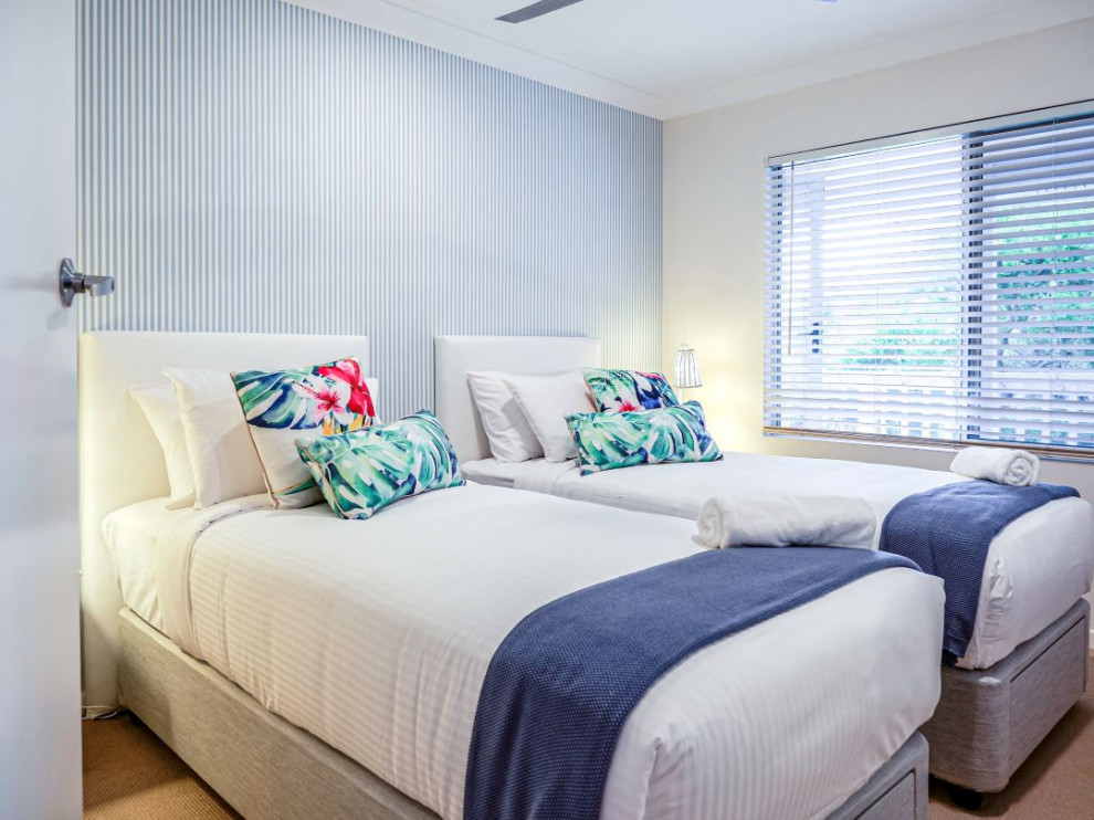 На фото: хозяйская спальня среднего размера в морском стиле с ковровым покрытием