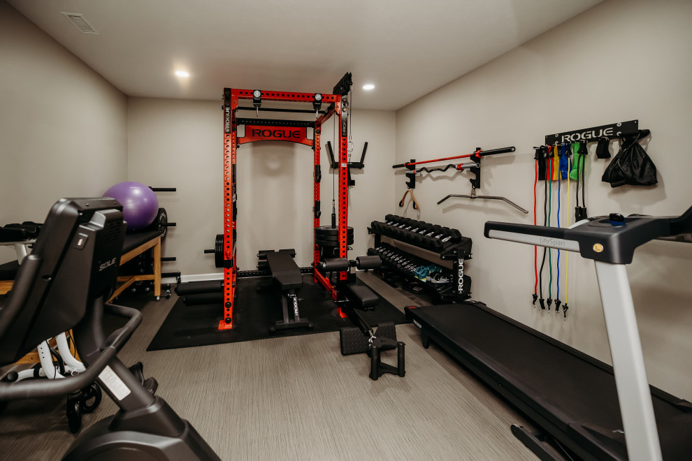 Photo of a midcentury home gym in Indianapolis.