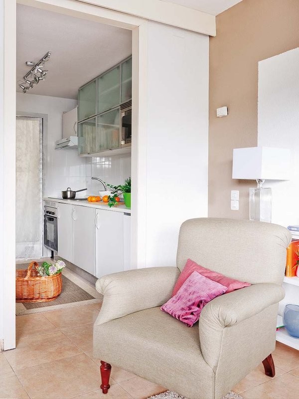 Diseño de salón abierto actual pequeño sin chimenea con paredes beige y suelo de baldosas de cerámica